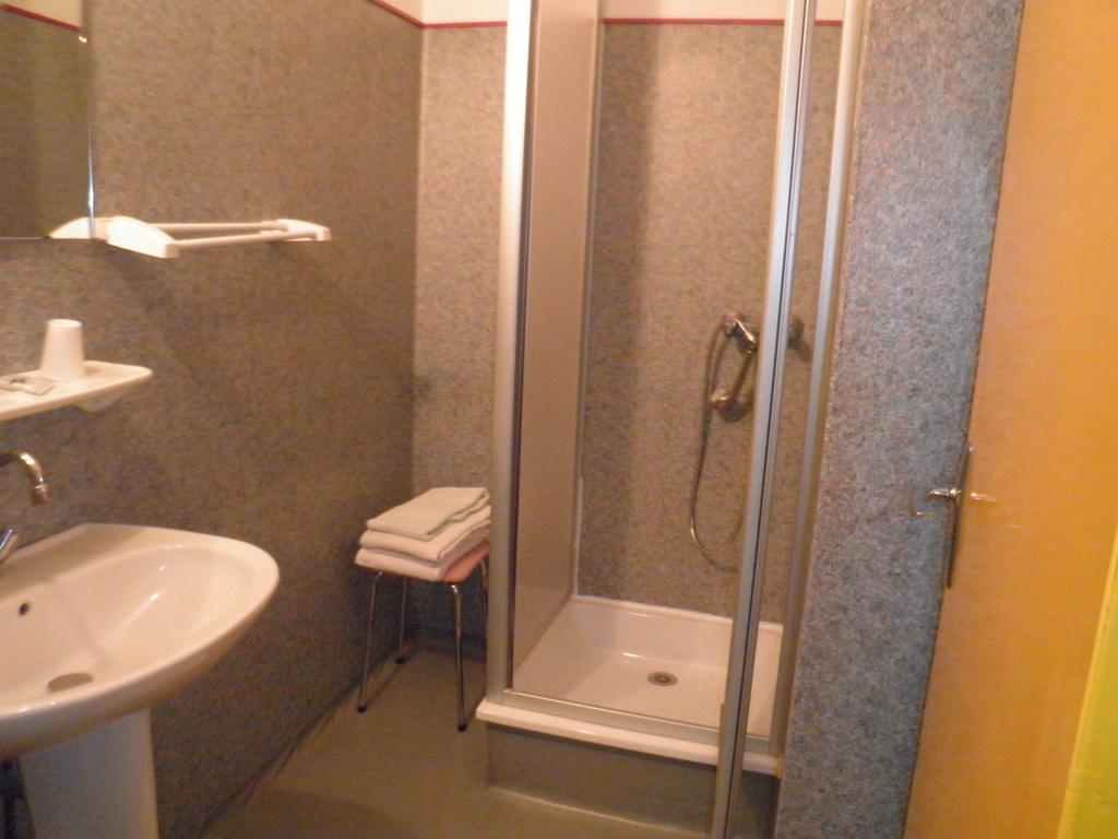 La Pierre Blanche Hotel Luzenac Ruang foto